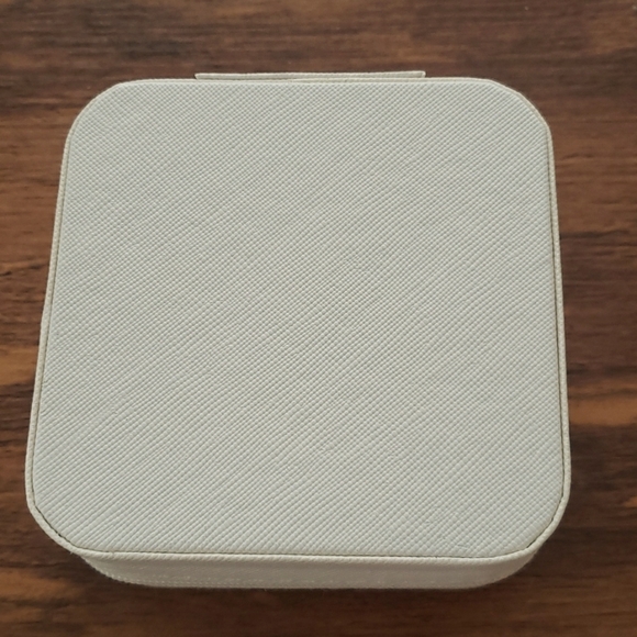 Small Travel Jewelry Case l A - Picture 8 of 8